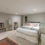 Georgian 2 Bed Apartment With 3 Bathrooms And Parking