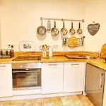 4 Bedroom House In Central Bath With Garden & Free Private Parking