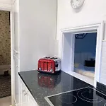 Elegant Georgian Apartment In Bath\'S Iconic Centre