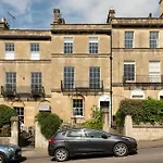 Dunsford House - Elegant Townhouse With Parking