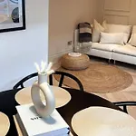 Courtyard Garden, Beautifully Finished Flat - Ba1