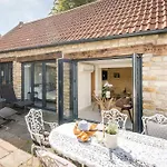 Beautiful One-Bed Countryside Retreat In Bath
