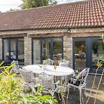 Beautiful One-Bed Countryside Retreat In Bath