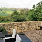 The Gables - Spacious House, Picturesque Views & Free Parking