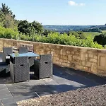 The Gables - Spacious House, Picturesque Views & Free Parking