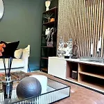 Fabulous Large Apartment In Great Location