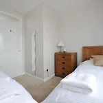 Spacious Apartment Central Bath