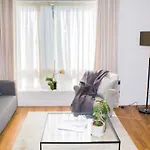 Modern & Central - Two Bedroom & Two Bathroom Apartment