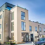 Modern & Central - Two Bedroom & Two Bathroom Apartment