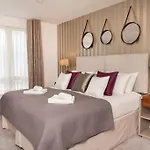 Stylish And Central Two Bedroom & Two Bathroom Apartment With Free Parking