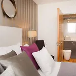 Stylish And Central Two Bedroom & Two Bathroom Apartment With Free Parking
