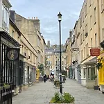 Circus Mews Townhouse:2 Beds:2 En-Suite Baths:Parking:City Centre:Quiet Area
