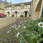 Circus Mews Townhouse:2 Beds:2 En-Suite Baths:Parking:City Centre:Quiet Area