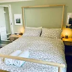 Central Studio Flat With Parking Permit