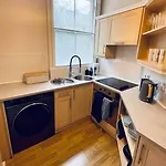 Central Studio Flat With Parking Permit