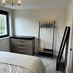 Stylish Modern Townhouse With Private Parking