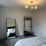 Stylish Modern Townhouse With Private Parking