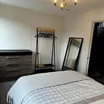 Stylish Modern Townhouse With Private Parking