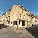 Cosy Central Bath Hideaway