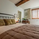 Cosy Central Bath Hideaway
