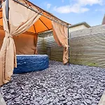 Cosy 2-Bedroom Central Home With Private Hot Tub