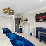 Baths Ultimate House Sleeps 40