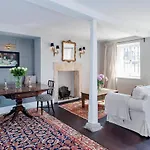 Central Luxury Bath Garden Apartment Free Parking