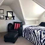 Lauras Townhouse Apartments Skylight Loft