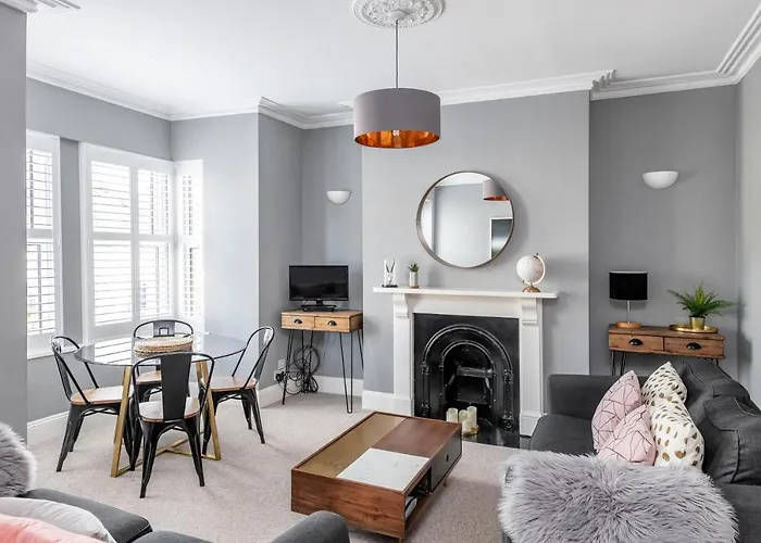 Modern & Spacious 2 Bedroom Maisonette