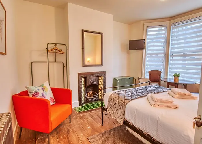 4 Bedroom House In Central Bath With Garden & Free Private Parking