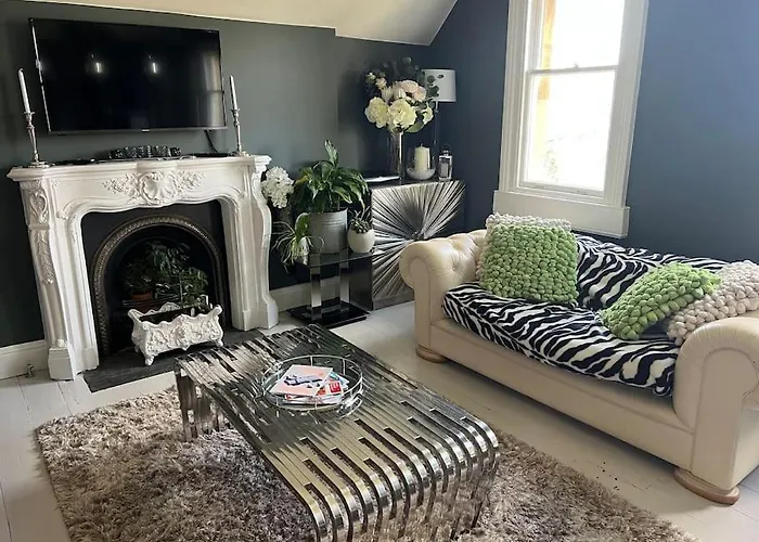 Beautiful 2 Bed Apartment In Bath - Free Onsite Parking