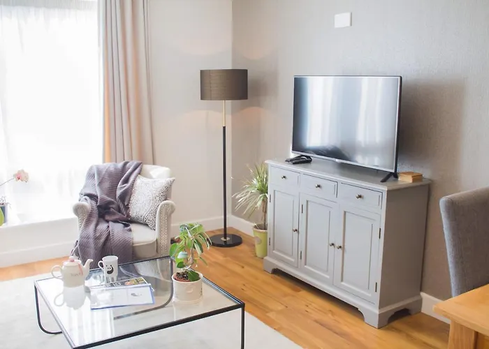 Modern & Central - Two Bedroom & Two Bathroom Apartment