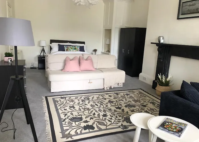 Grosvenor Place Spacious Studio Apartment