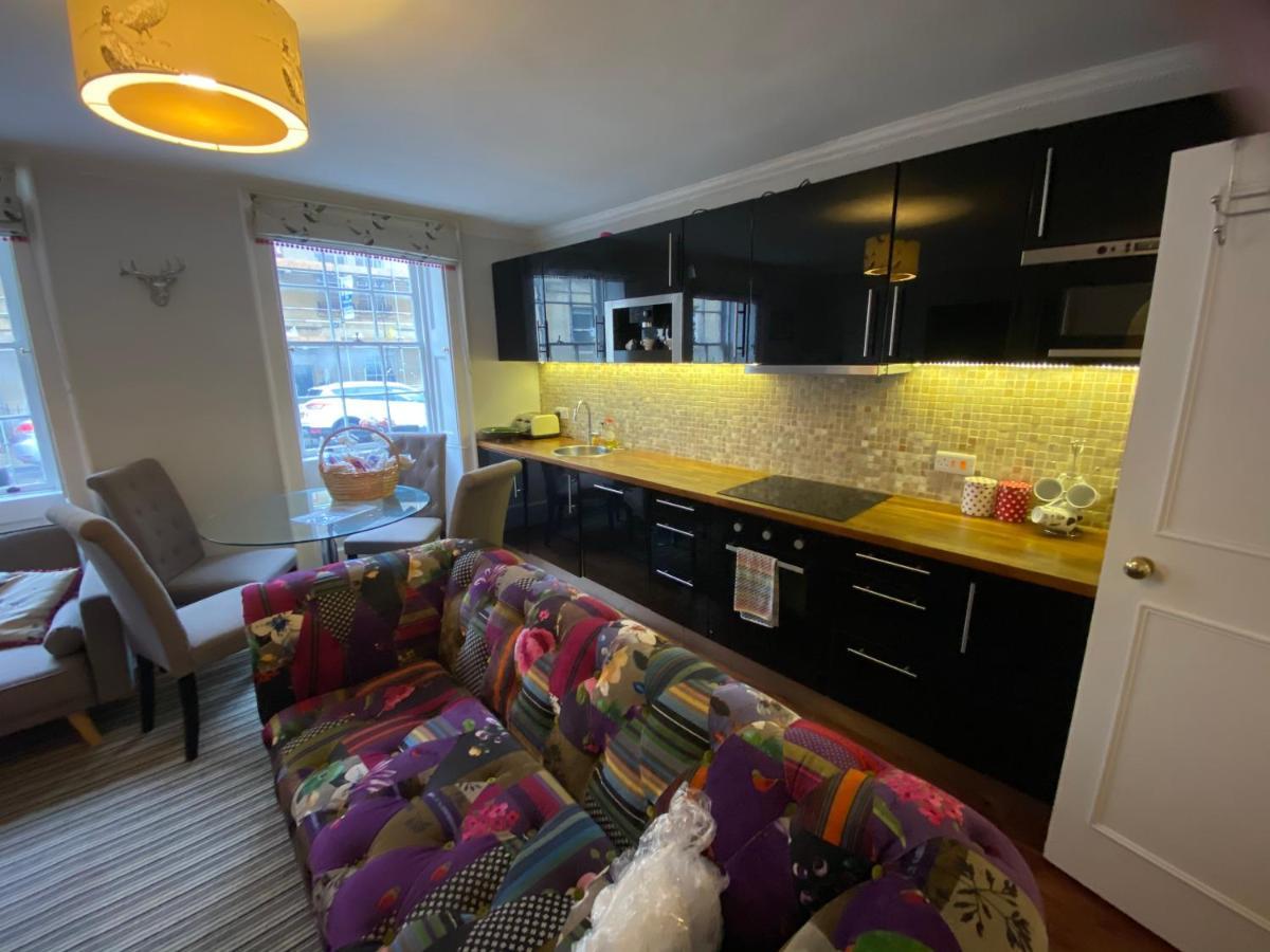 City Centre - Rivers Street, Quiet 2 Bed Ground Floor Georgian Garden Apartment Bath