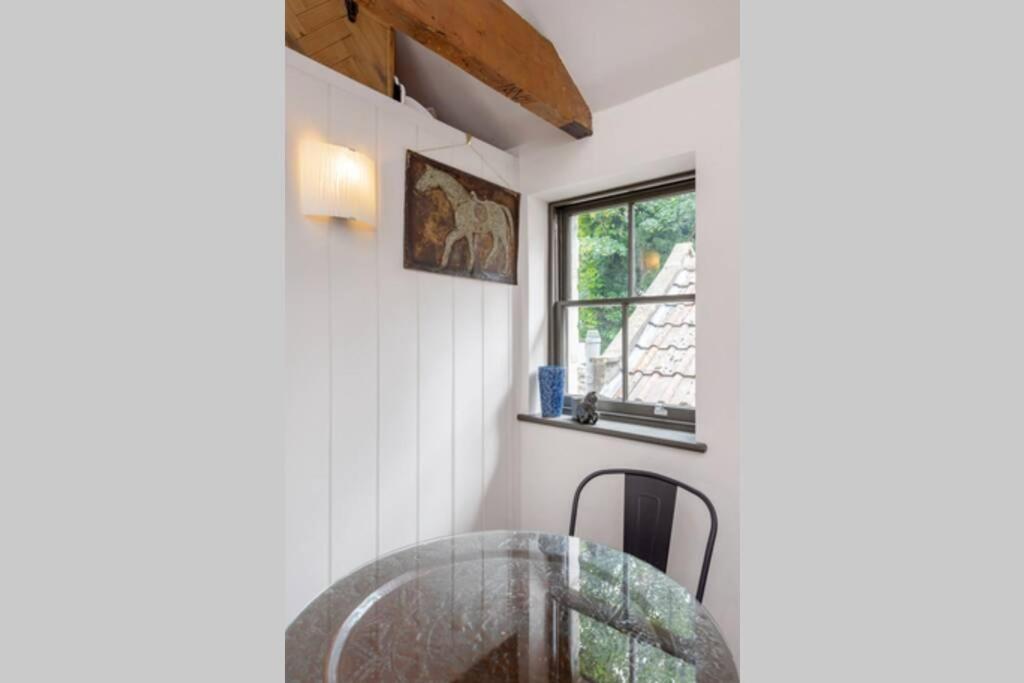 Coachman Cottage, Mews Living In Central