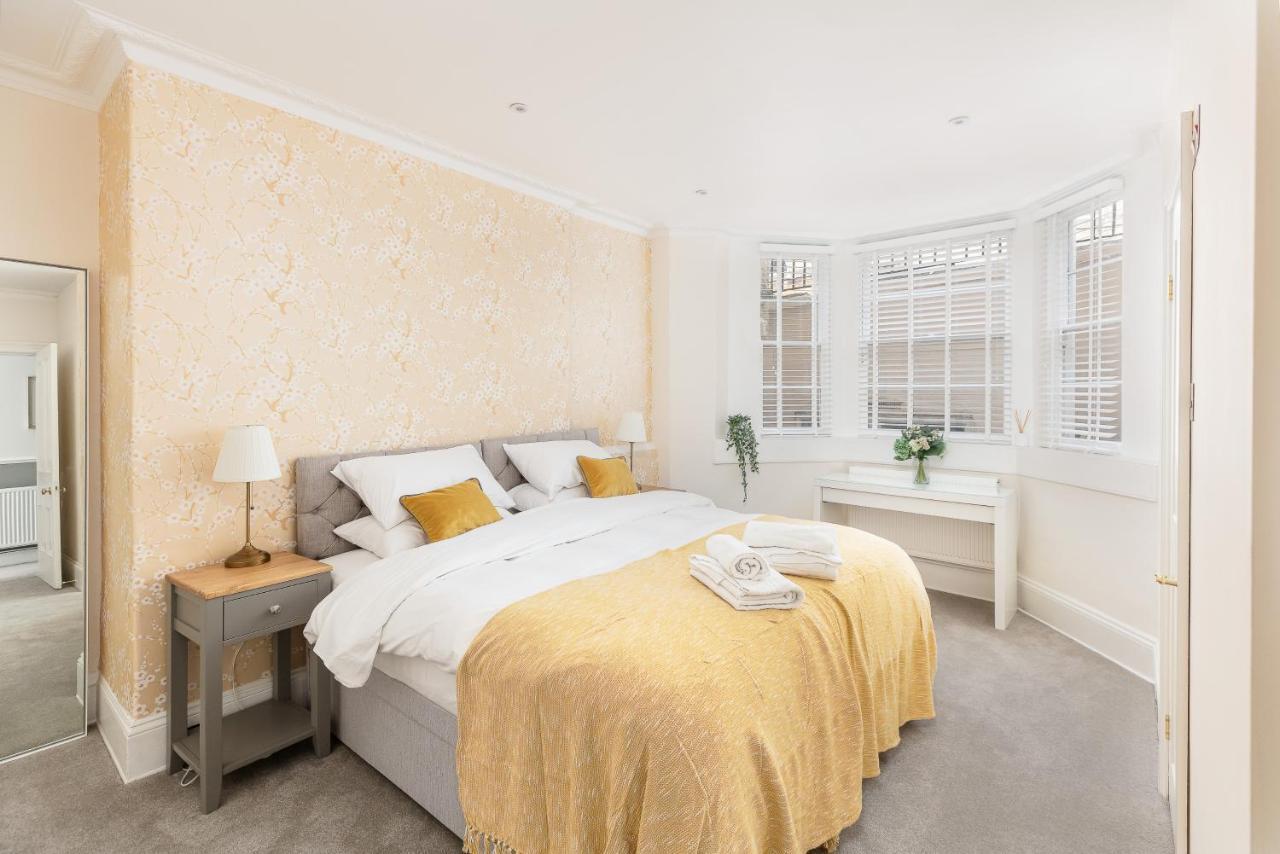 5 Bedroom Magnificent Georgian Townhouse- Centre Apartment