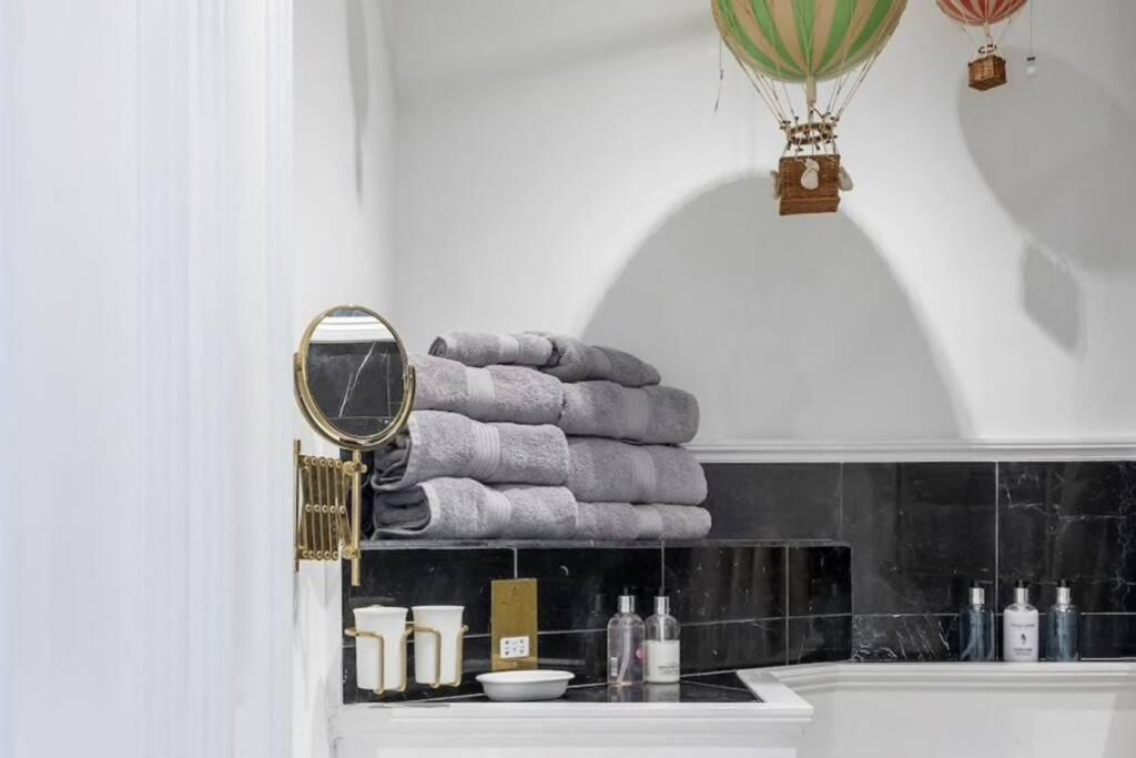 Apartment Georgian Located In The Center Of Bath. *