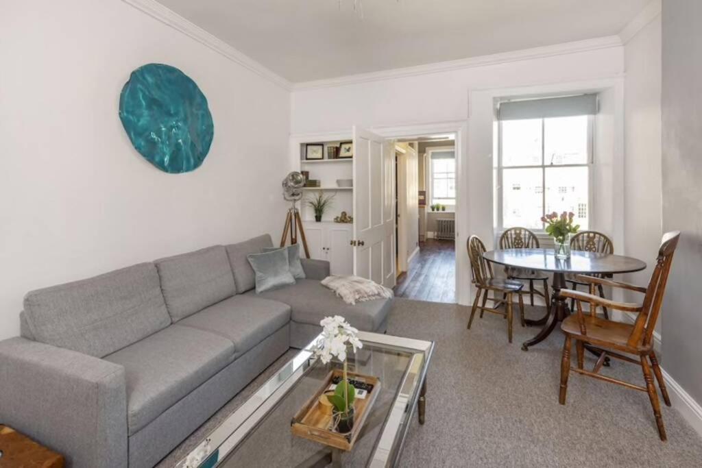Georgian Located In The Center Of Bath. Apartment