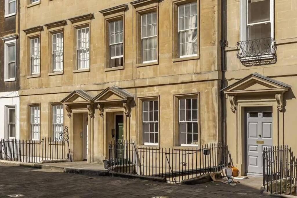 Apartment Georgian Located In The Center Of Bath.
