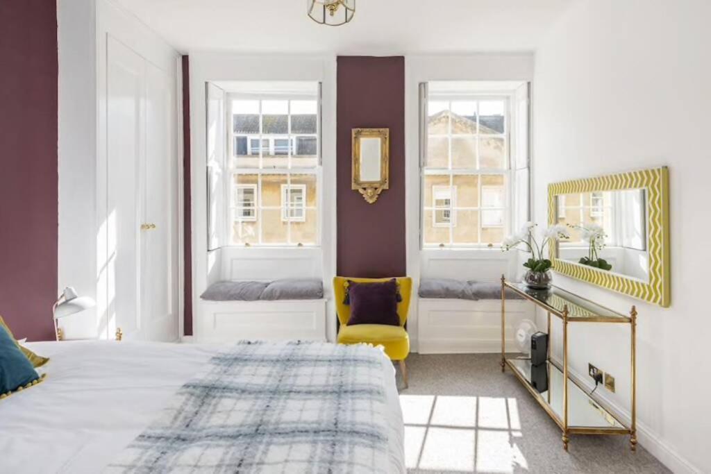 Apartment Georgian Located In The Center Of Bath. *