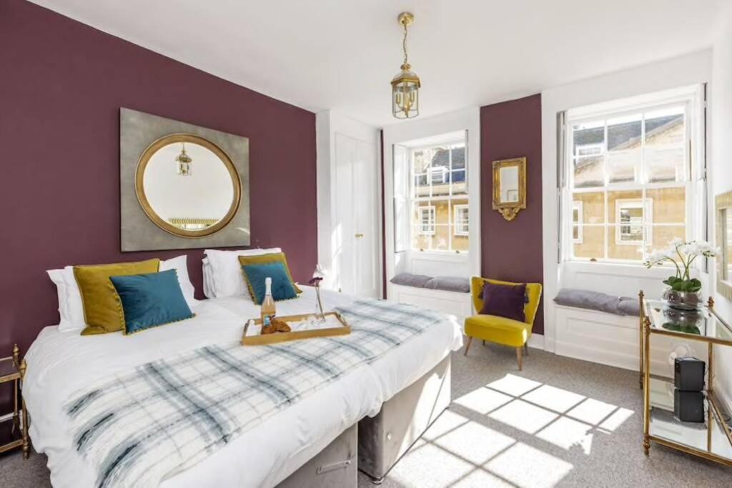 Georgian Located In The Center Of Bath. Apartment Bath