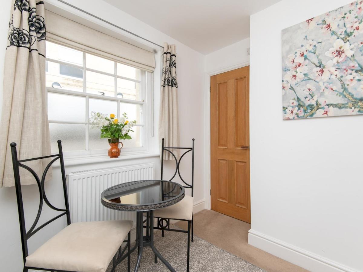 Pass The Keys Stylish 2 Bed With Parking Bath
