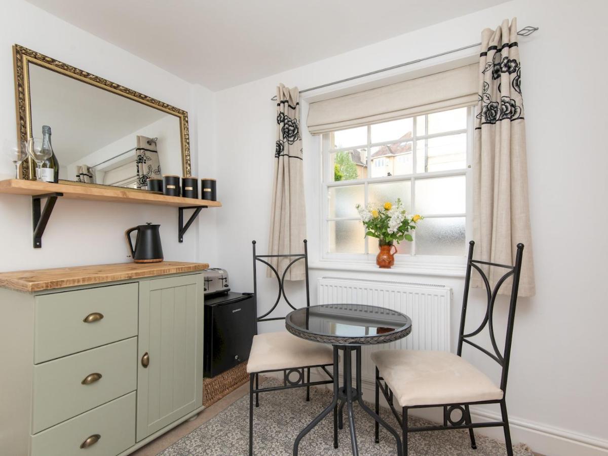 Pass The Keys Stylish 2 Bed With Parking * Bath