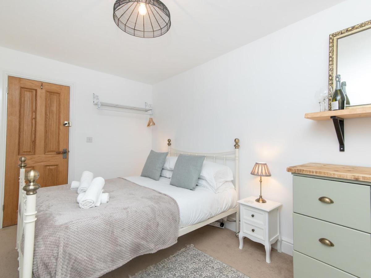 Pass The Keys Stylish 2 Bed With Parking