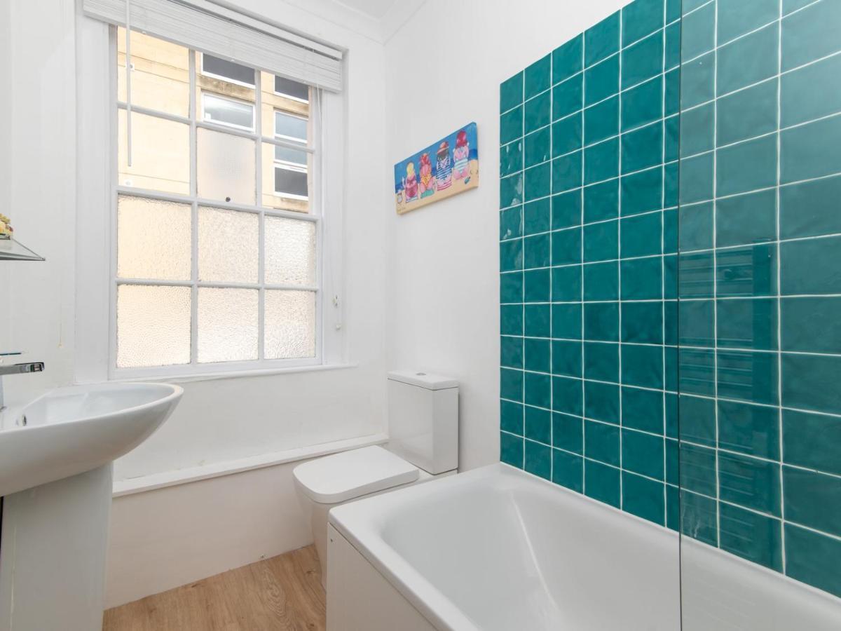 Pass The Keys Stylish 2 Bed With Parking Holiday home