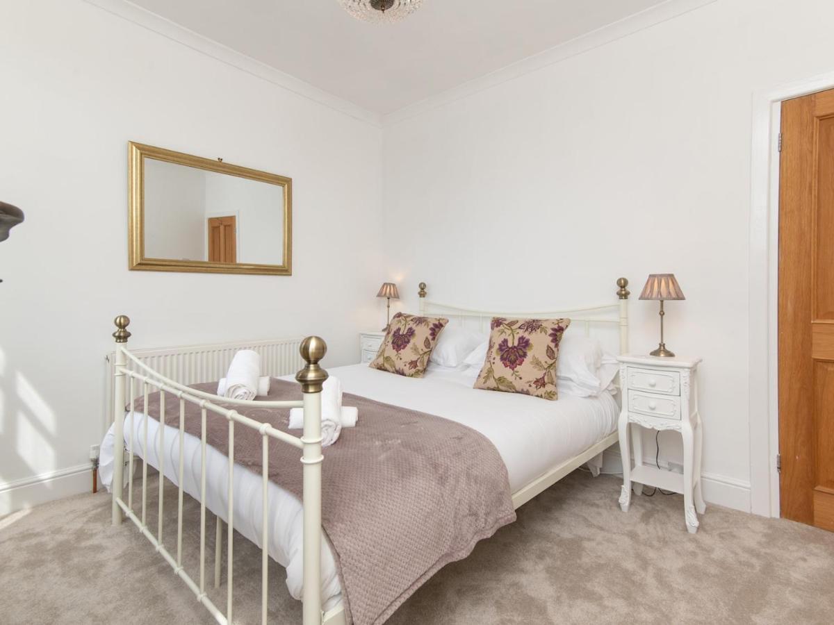 Pass The Keys Stylish 2 Bed With Parking