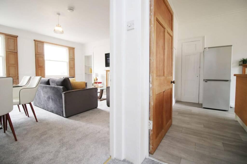 Spacious Georgian 3bedroom Apartment, 5 Mins From Abbey *