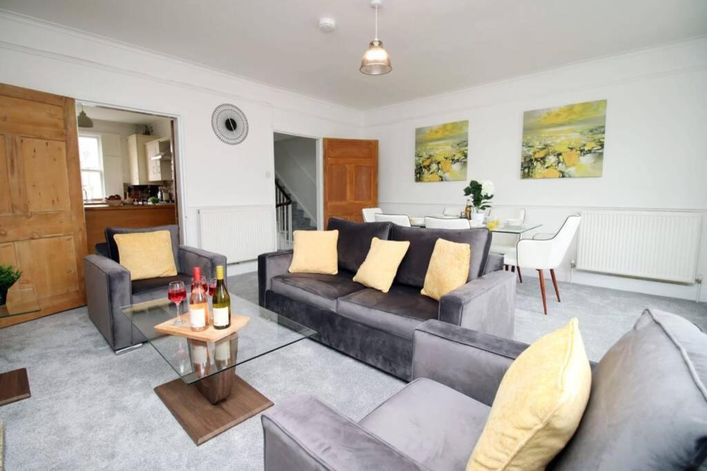 Spacious Georgian 3bedroom Apartment, 5 Mins From Abbey Apartment