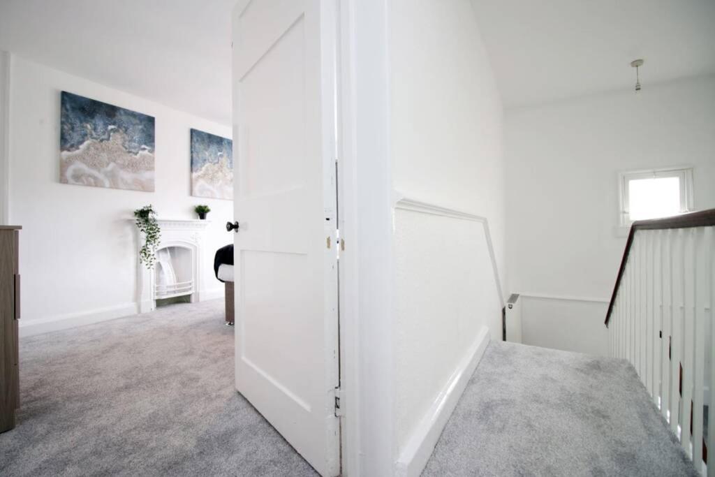Spacious Georgian 3bedroom Apartment, 5 Mins From Abbey Apartment *
