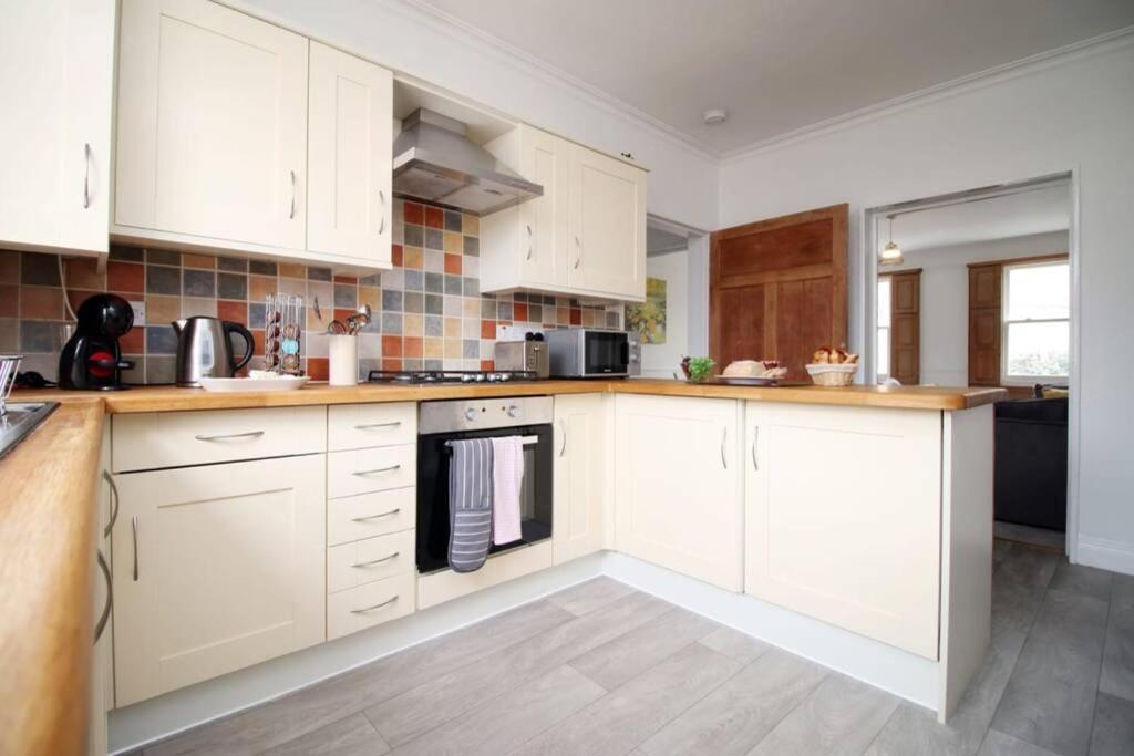 Spacious Georgian 3bedroom Apartment, 5 Mins From Abbey